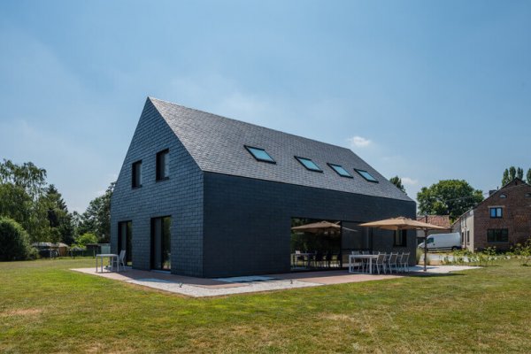 Beklædt naturskifer hus i Belgien